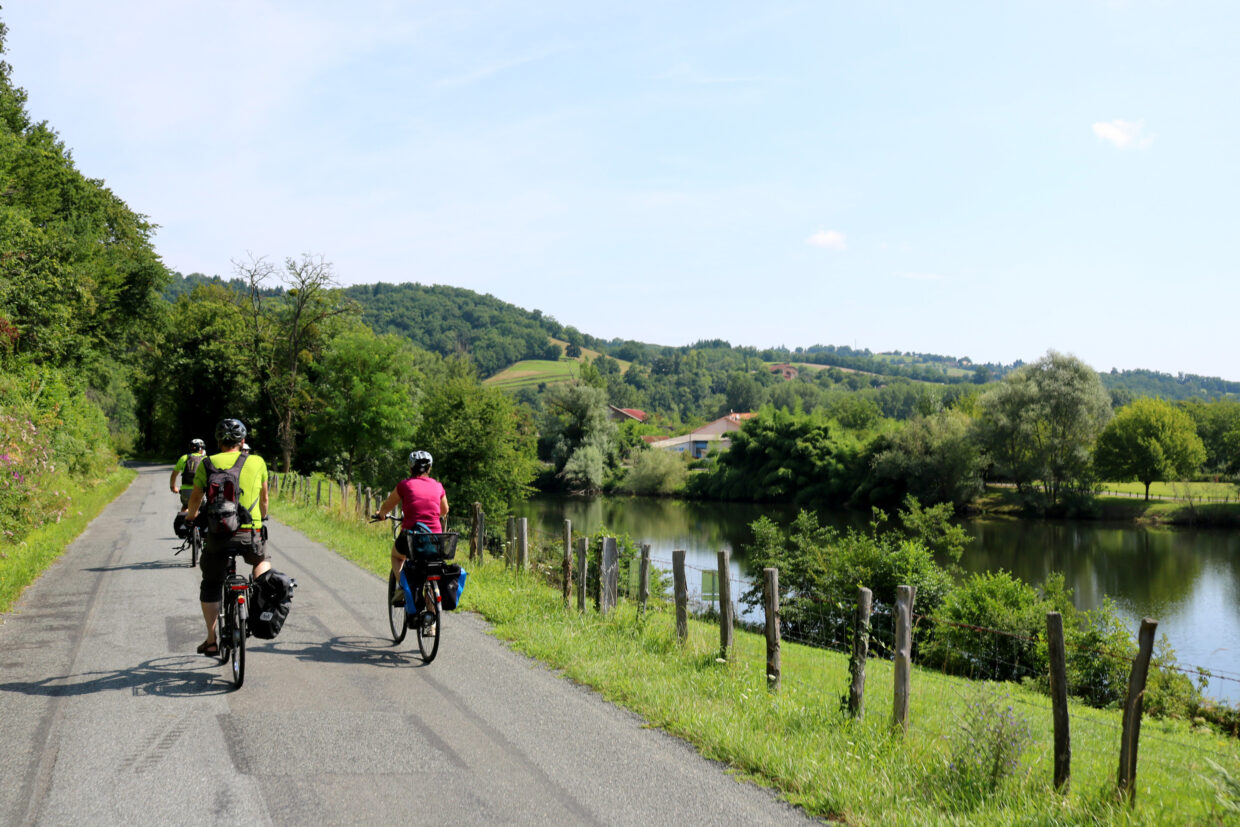 Cyclistes le long du Lot, sur la route Le Four Bas à Livinhac-l